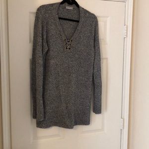 Black/white v-neck sweater